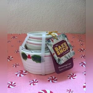 Bakeshop Holly measuring cups